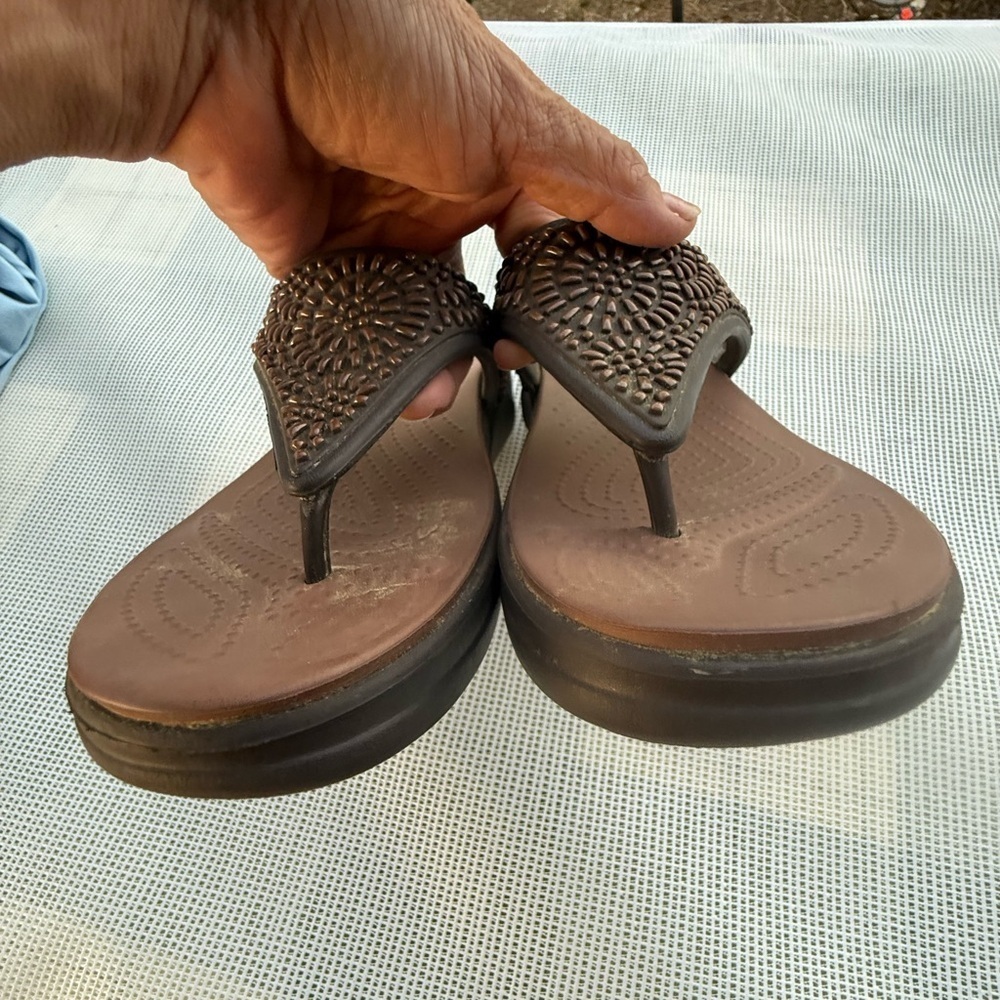 Crocs dual confort W7 Brown Embellished Women's Sandals - Picture 5 of 7